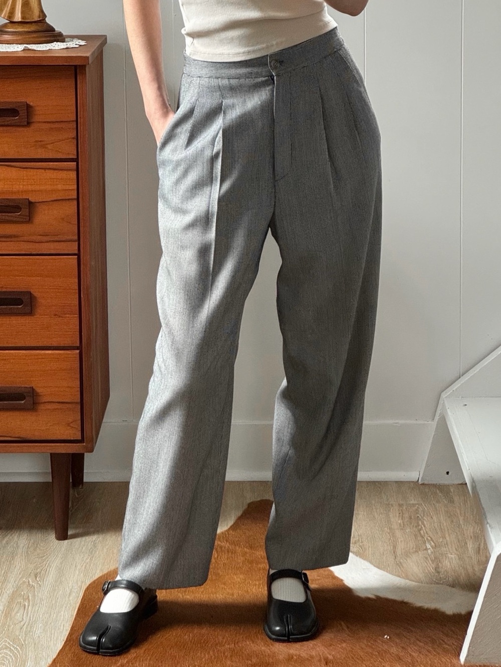 Vintage pleated grey high rise straight leg relaxed fit trousers | Joan Leslie